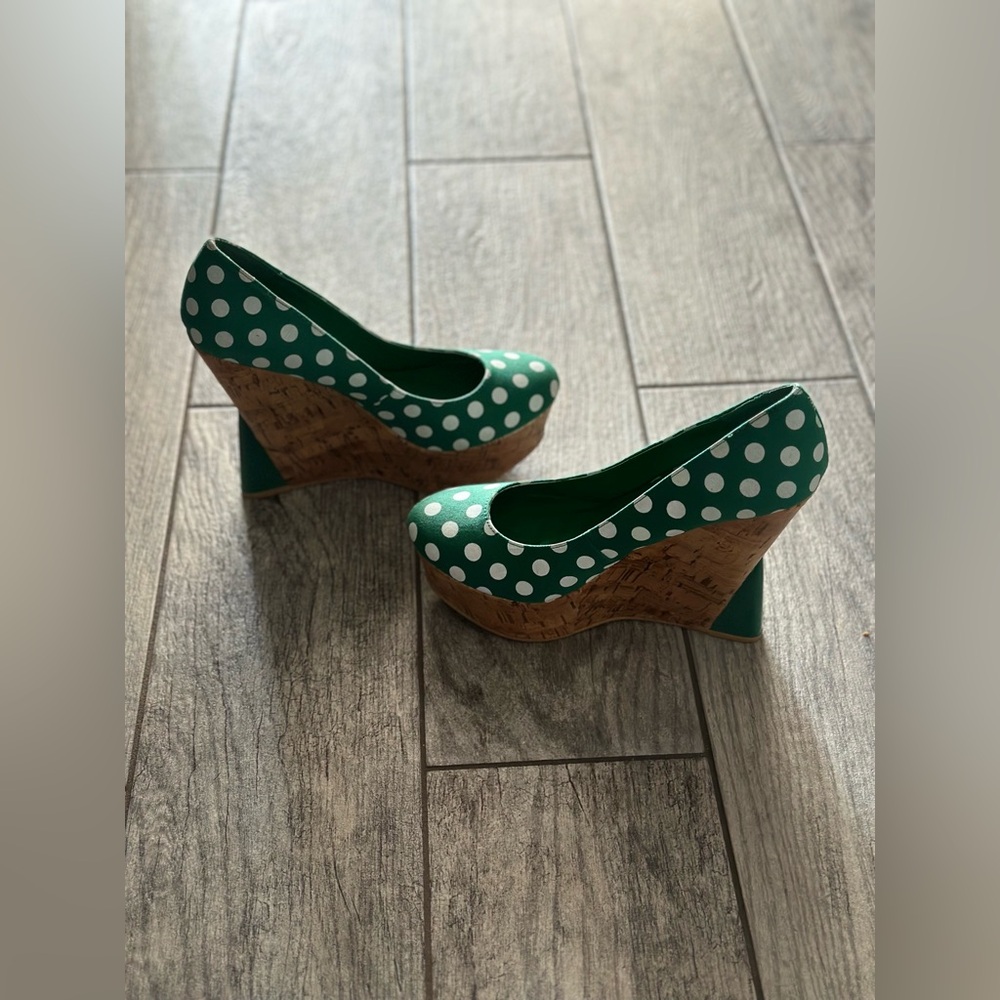 Fahrenheit Green Polka Dot Heels - Picture 2 of 4